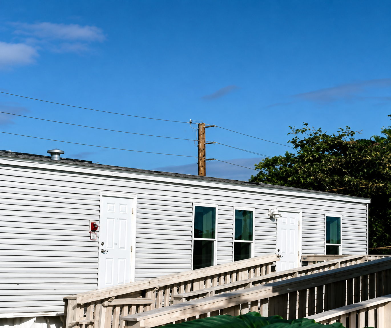 Temporary housing unit with an accessibility ramp